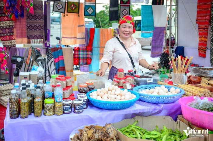Từng quả trứng, bó rau, ớt ngâm... đều được đưa xuống phiên chợ
