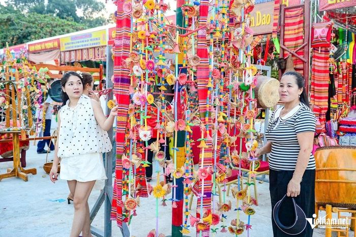 Chụp ảnh bên cây Pồn Pôông
