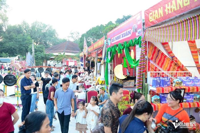 Phiên chợ vùng cao lần đầu tiên được tổ chức tại Lễ hội Lam Kinh