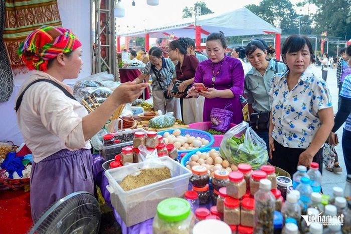 Du khách thích thú được trải nghiệm mua các sản vật vùng cao