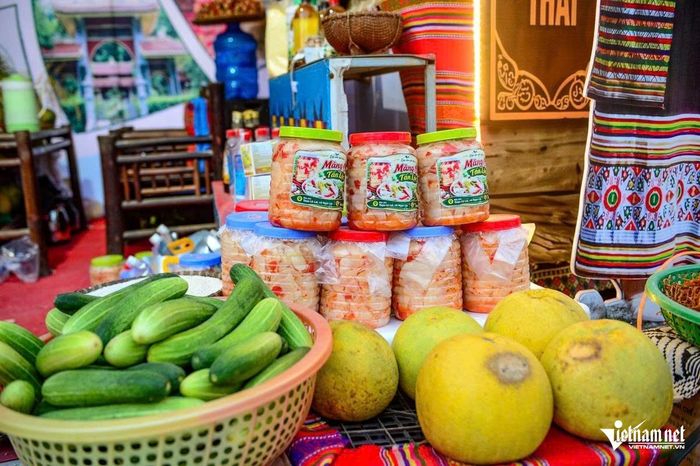 Sản vật địa phương được bày bán tại phiên chợ