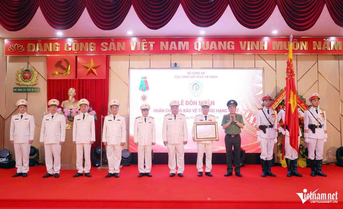 Đại tướng Lương Tam Quang, Bộ trưởng Bộ Công an thay mặt lãnh đạo Đảng, Nhà nước trao Huân chương Bảo vệ Tổ quốc hạng Nhất cho Cục Cảnh sát PCCC&CNCH. Ảnh: Đình Hiếu