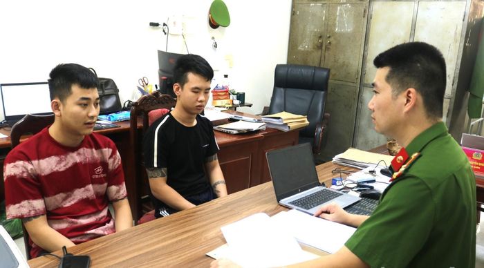 Cảnh sát lấy lời khai của Nguyễn Văn Tân (áo đỏ, trắng) và Nguyễn Đình Trường. Ảnh: CACC