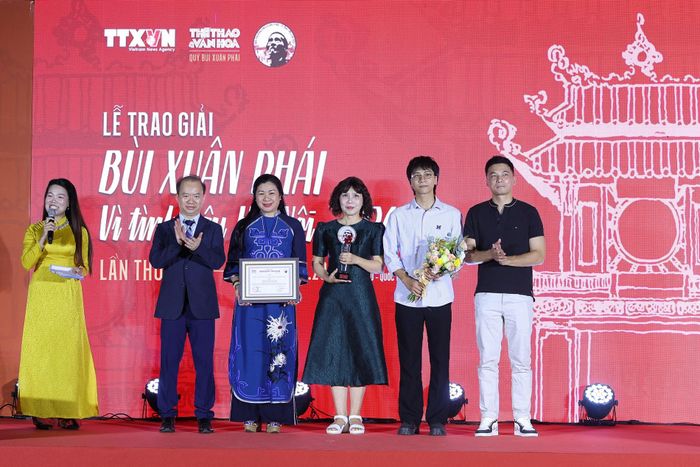 BTC trao tặng thưởng hạng mục Tác phẩm.