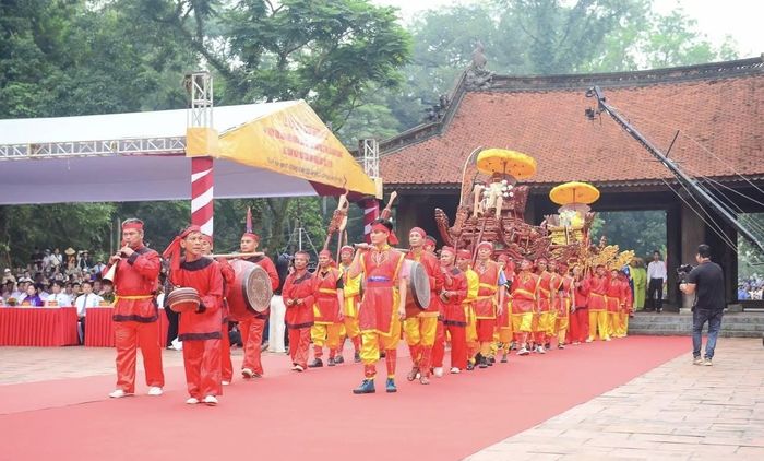 Nghi thức rước kiệu tại lễ hội Lam Kinh