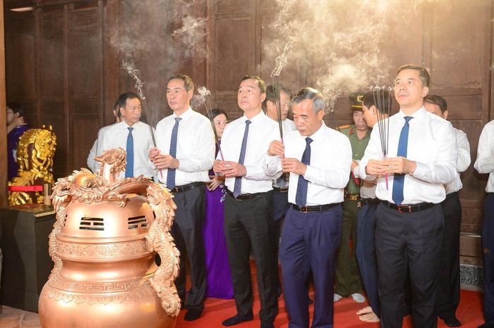 Đại biểu dâng hương tưởng niệm tại khu di tích quốc gia đặc biệt Lam Kinh