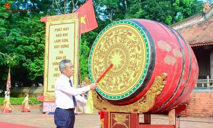 Đồng chí Lê Đức Thái,  Bí thư Tỉnh ủy Lê Đức Thái đánh trống khai hội.