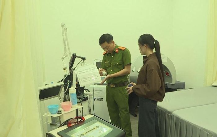  Cơ quan Công an tiến hành kiểm tra bên trong một cơ sở thẩm mỹ. Ảnh: CA.