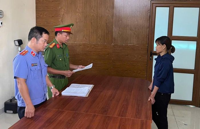  Cơ quan tiến hành tố tụng tống đạt quyết định khởi tố đối với Nguyễn Thị Thúy.