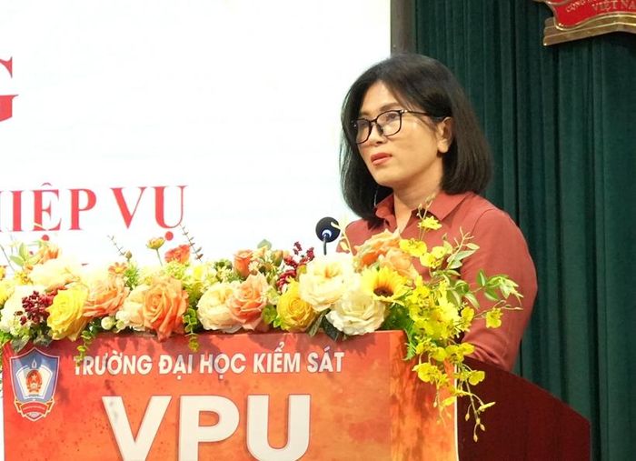 Bà Nguyễn Thị Trần Minh, Phó Giám đốc Công ty Cổ phần Đào tạo và Tư vấn Đấu thầu Đất Việt trao đổi tại Lễ khai giảng.