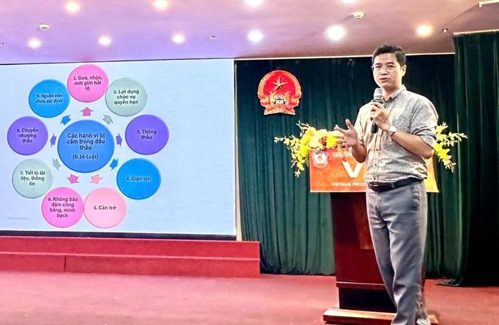 Ths, Hà Văn Thắng, Chánh Văn phòng Cục Quản lý đấu thầu, Bộ Tài chính trình bày chuyên đề tại khóa học.