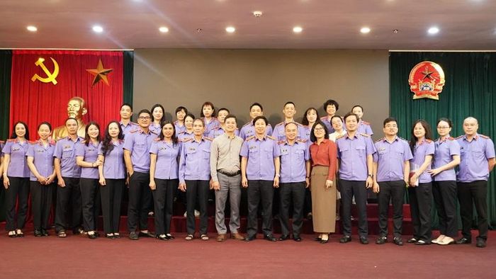 Các đại biểu và học viên chụp ảnh lưu niệm.