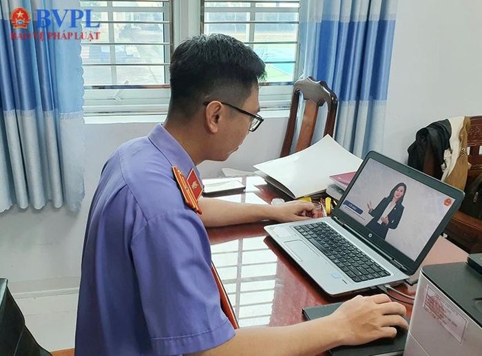  Công chức thực hiện việc học trên phần mềm.
