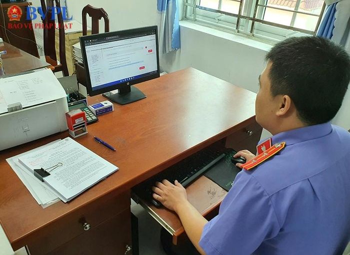  Công chức trẻ tích cực học tập hoàn thành các chuyên đề.