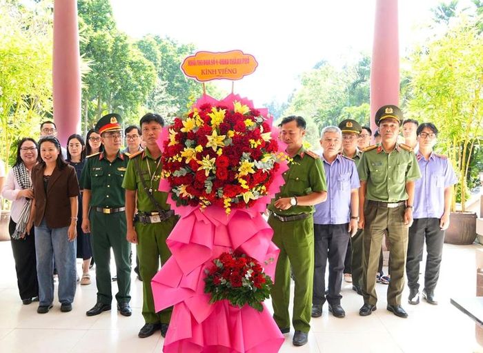  Đoàn dâng hoa, dâng hương Đền thờ Liệt sĩ tại Khu di tích lịch sử Rừng Sác.