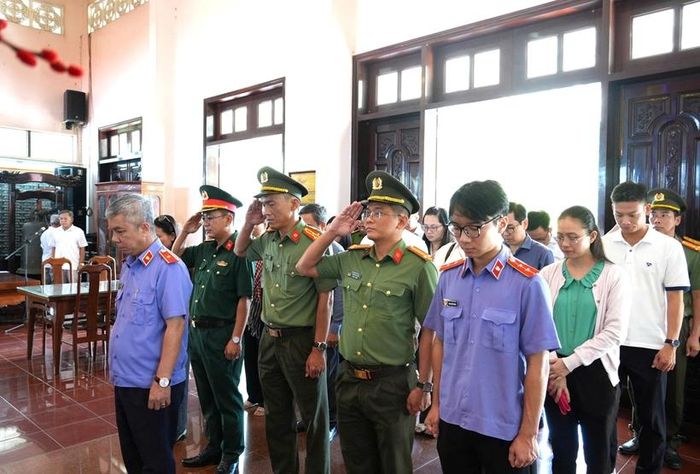  Đoàn dâng hoa, dâng hương Đền thờ Liệt sĩ tại Khu di tích lịch sử Rừng Sác.