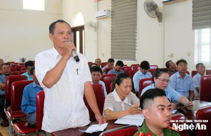 Cử tri xã Quỳnh Sơn kiến nghị với đại biểu Quốc hội. Ảnh: Hồ Thủy