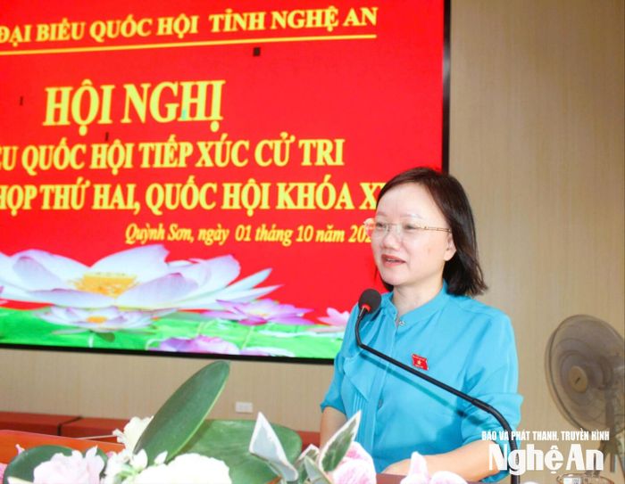 Đại biểu Thái Thị An Chung - Ủy viên BCH Đảng bộ tỉnh, Phó trưởng Đoàn chuyên trách Đoàn đại biểu Quốc hội tỉnh, Ủy viên Ủy ban Văn hóa và Xã hội của Quốc hội phát biểu tại hội nghị. Ảnh: Hồ Thủy