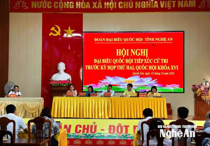 Các đại biểu chủ trì hội nghị. Ảnh: Hồ Thủy