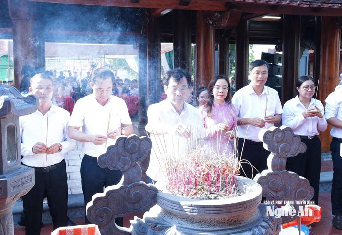 Lãnh đạo xã Lam Thành dâng hương tưởng niệm Vua Lê Thái Tổ và các nghĩa quân. Ảnh: Mai Hoa