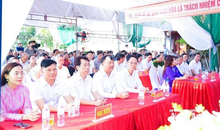 Lãnh đạo xã Lam Thành và các xã vùng Hưng Nguyên tham dự Lễ tưởng niệm. Ảnh: Mai Hoa