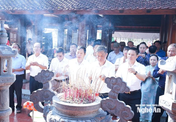 Đại diện dòng họ Lê tại Nghệ An và đông đảo nhân dân các địa phương dâng hương tưởng niệm Vua Lê Thái Tổ và các nghĩa quân. Ảnh: Mai Hoa