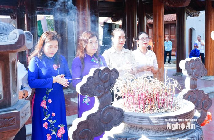 Lãnh đạo Sở Văn hóa, Thể thao và Du lịch dâng hương tưởng niệm Vua Lê Thái Tổ và các nghĩa quân. Ảnh: Mai Hoa