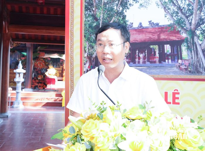 Phó Chủ tịch UBND xã Lam Thành Lê Khánh Quang đọc diễn văn tưởng niệm Vua Lê Thái Tổ. Ảnh: Mai Hoa