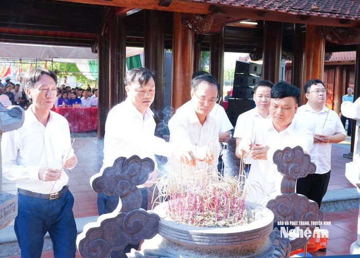 Lãnh đạo các địa phương vùng Hưng Nguyên dâng hương tưởng niệm Vua Lê Thái Tổ và các nghĩa quân. Ảnh: Mai Hoa