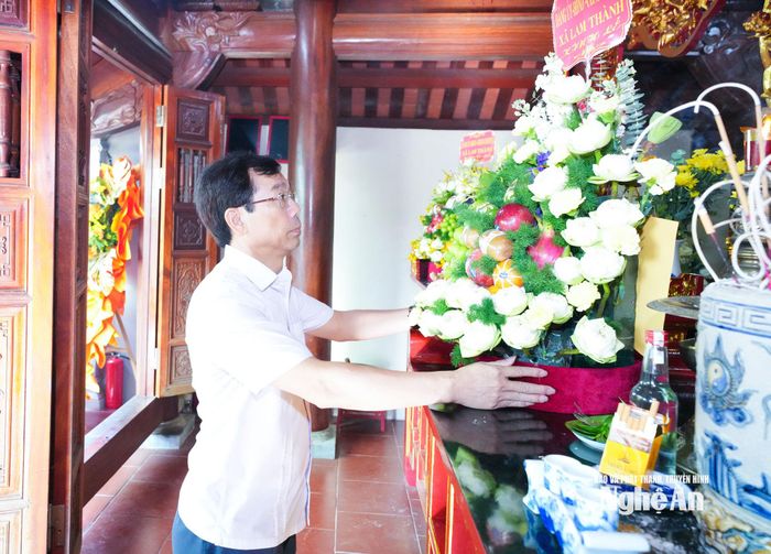 Lãnh đạo xã Lam Thành tiến lễ. Ảnh: Mai Hoa