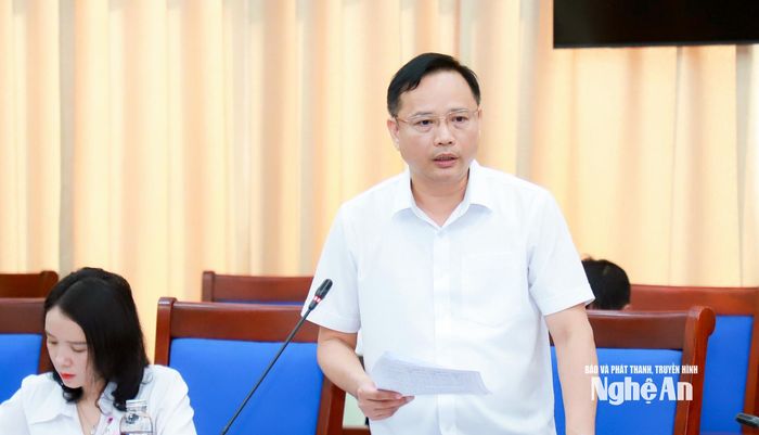 Đồng chí Nguyễn Hào - Giám đốc Ban Quản lý Dự án Nông nghiệp và Môi trường tỉnh báo cáo tiến độ thực hiện dự án. Ảnh: Thành Duy