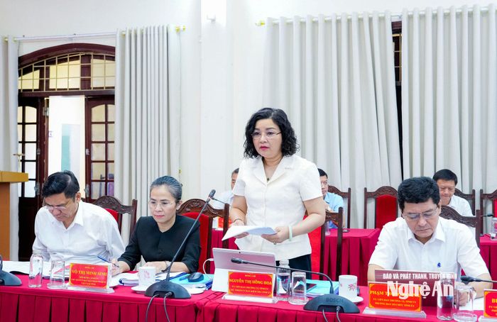 Chủ nhiệm Ủy ban Kiểm tra Tỉnh ủy Nguyễn Thị Hồng Hoa báo cáo tại cuộc làm việc. Ảnh: Phạm Bằng