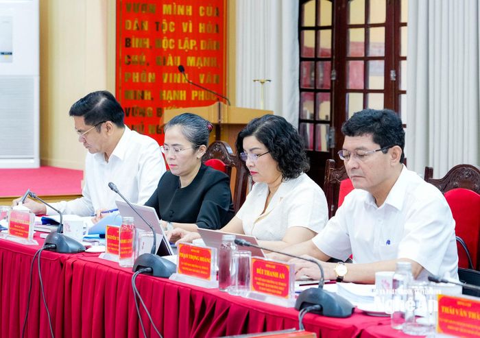 Các đồng chí lãnh đạo tỉnh dự cuộc làm việc. Ảnh: Phạm Bằng