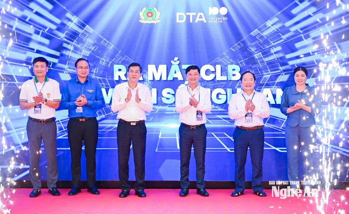 Ra mắt Câu lạc bộ “Niềm tin số Nghệ An”. Ảnh: Thành Cường