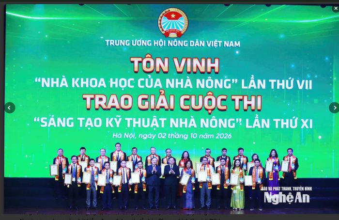 Sáng 2/10, tại Hà Nội, Trung ương Hội Nông dân Việt Nam chủ trì, phối hợp với các ban, bộ, ngành liên quan tổ chức Chương trình tôn vinh “Nhà khoa học của nhà nông” lần thứ VII và trao giải Cuộc thi “Sáng tạo kỹ thuật nhà nông” toàn quốc lần thứ XI. Ảnh: NVCC