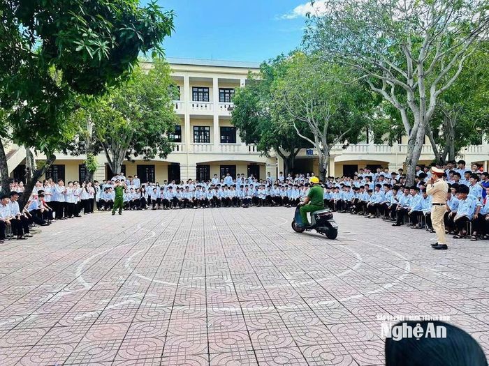 Trường THPT Lê Viết Thuật tổ chức hoạt động trải nghiệm ngay tại trường vào ngày 29/9 vừa qua. Ảnh: N.T