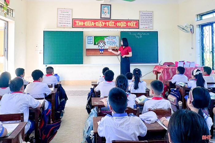 Giáo viên Trường Tiểu học Gia Hanh áp dụng AI vào các hoạt động dạy học một cách phù hợp.