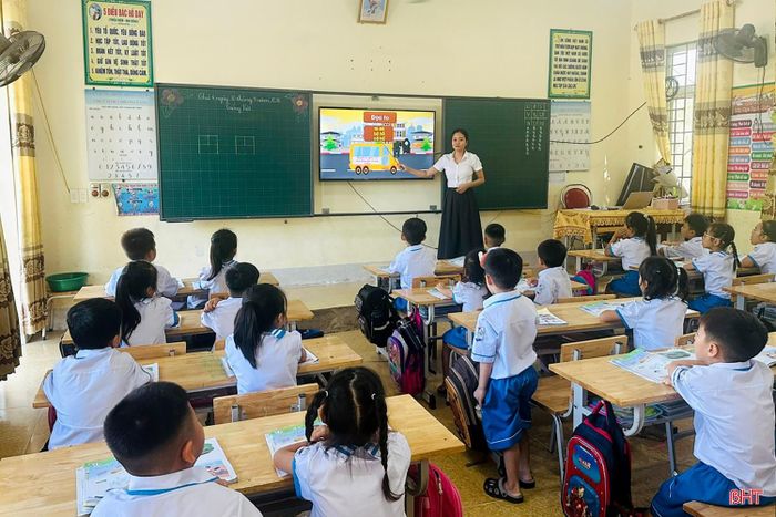 Năng lực ứng dụng công nghệ của giáo viên được nâng lên qua quá trình tự học và sinh hoạt chuyên môn.