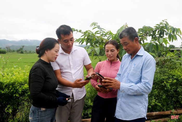 Người dân xã Trường Lưu ứng dụng công nghệ số vào các hoạt động đời sống, góp phần nâng cao hiệu quả công việc và kết nối cộng đồng.