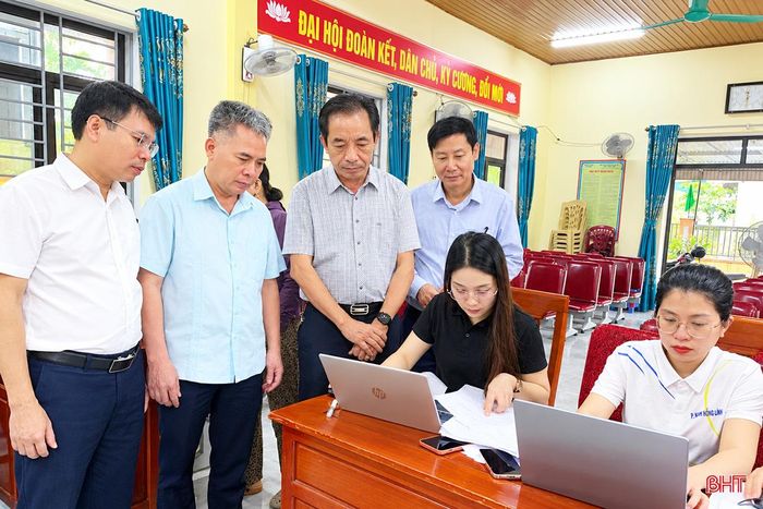 Phó Giám đốc Sở Y tế Lê Chánh Thành kiểm tra công tác cập nhật dữ liệu lên hồ sơ sức khỏe điện tử kết quả khám sức khỏe, khám sàng lọc cho người dân tại phường Nam Hồng Lĩnh.