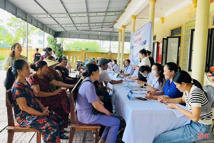 Trạm Y tế phường Trần Phú khám sàng lọc cho người dân.