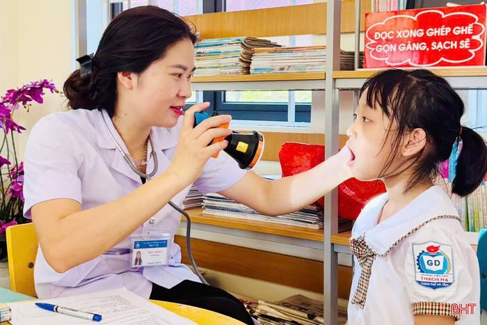 Trạm Y tế phường Trần Phú khám sức khỏe cho học sinh.