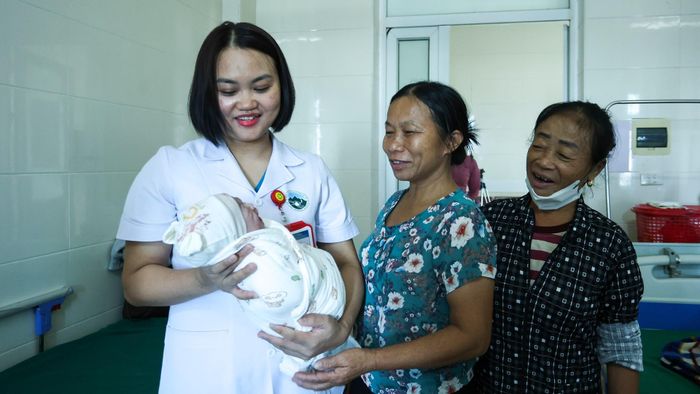 Suốt những năm tháng gắn bó với nghề, tôi đã nghe rất nhiều tiếng khóc đầu đời trong những em bé, nhưng mỗi lần vẫn mang đến một cảm xúc đặc biệt. Với tôi, niềm vui lớn nhất sau mỗi ca mổ là được nhìn thấy mẹ và bé đều khỏe mạnh, biết rằng mình đã góp một phần nhỏ vào khoảnh khắc hạnh phúc ấy.