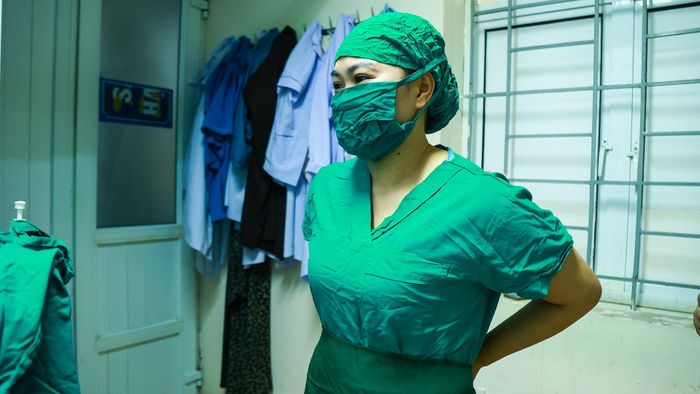 Trước khi bước vào phòng mổ, tôi chuẩn bị mọi thứ thật kỹ, từ trang phục phòng mổ đến kiểm tra các bước cần thiết, sẵn sàng cho ca mổ.