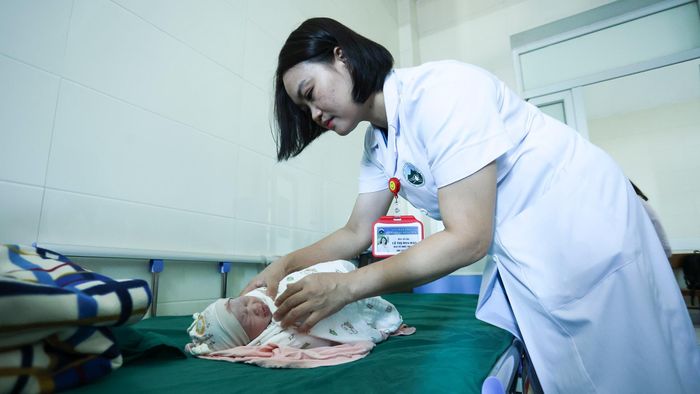 Sau khi hoàn tất ca mổ và thay lại áo blouse, tôi trở về khoa thăm em bé vừa chào đời. Nhìn bé nằm ngoan, tôi thấy vui và yên tâm khi biết cả hai mẹ con đều khỏe.