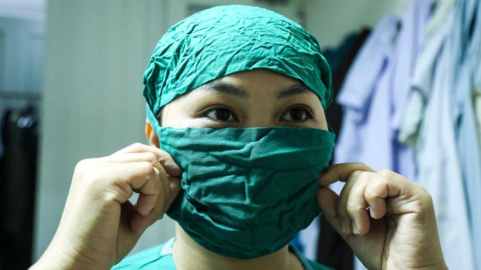 Hôm nay, tôi đón một em bé chào đời bằng phương pháp sinh mổ. Với mỗi ca sinh, sự tỉ mỉ và chính xác trong từng thao tác luôn được đặt lên hàng đầu, bởi phía sau đó là sự an toàn của cả mẹ và bé.