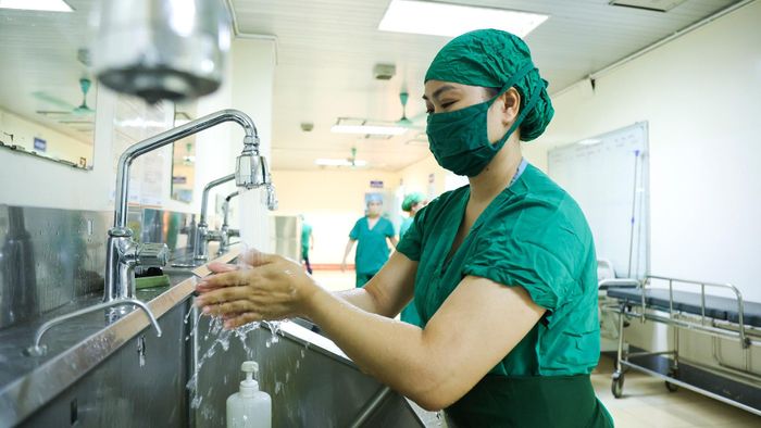 Sau khi thay trang phục phòng mổ, tôi thực hiện sát khuẩn tay. Đây là bước quan trọng giúp loại bỏ vi khuẩn, hạn chế nguy cơ nhiễm khuẩn và bảo đảm an toàn cho sản phụ trong ca phẫu thuật.