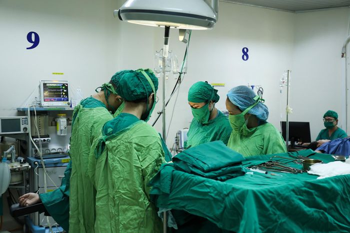 13 năm làm nghề, tôi đã đón hàng trăm em bé chào đời. Những ca sinh mổ diễn ra thường xuyên, nhưng với mỗi ca, tôi vẫn luôn ý thức rằng sự an toàn của mẹ và bé là điều quan trọng nhất.