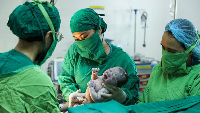 Sau những phút tập trung cao độ, em bé được đưa ra. Tiếng khóc đầu tiên vang lên, báo hiệu em bé đã chào đời. Khoảnh khắc ấy, cả ê-kíp như vỡ òa trong niềm vui.
