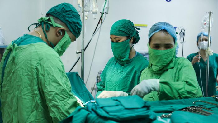 Ca mổ bắt đầu. Tôi tập trung vào từng thao tác, các thành viên trong ê-kíp phối hợp nhịp nhàng, theo dõi sát từng diễn biến. Những thao tác đã trở nên quen thuộc sau nhiều năm làm nghề, nhưng sự cẩn trọng thì chưa bao giờ được phép giảm đi.